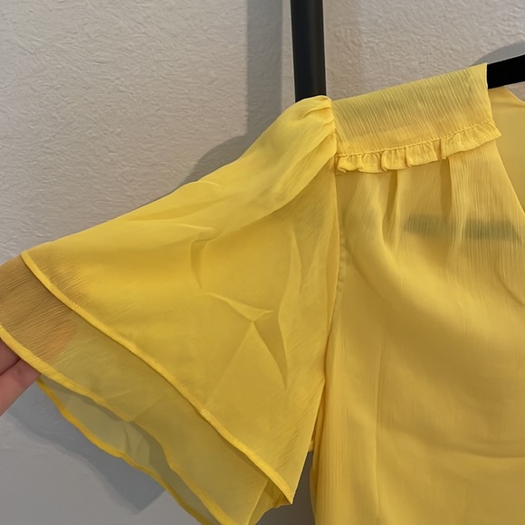 Barely worn medium flutter sleeve sunny yellow banana republic top - Picture 4 of 6